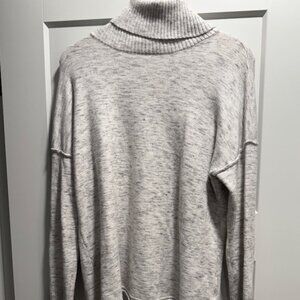 RD Style White & Gray Turtleneck Sweater – Size Large (Almost New)